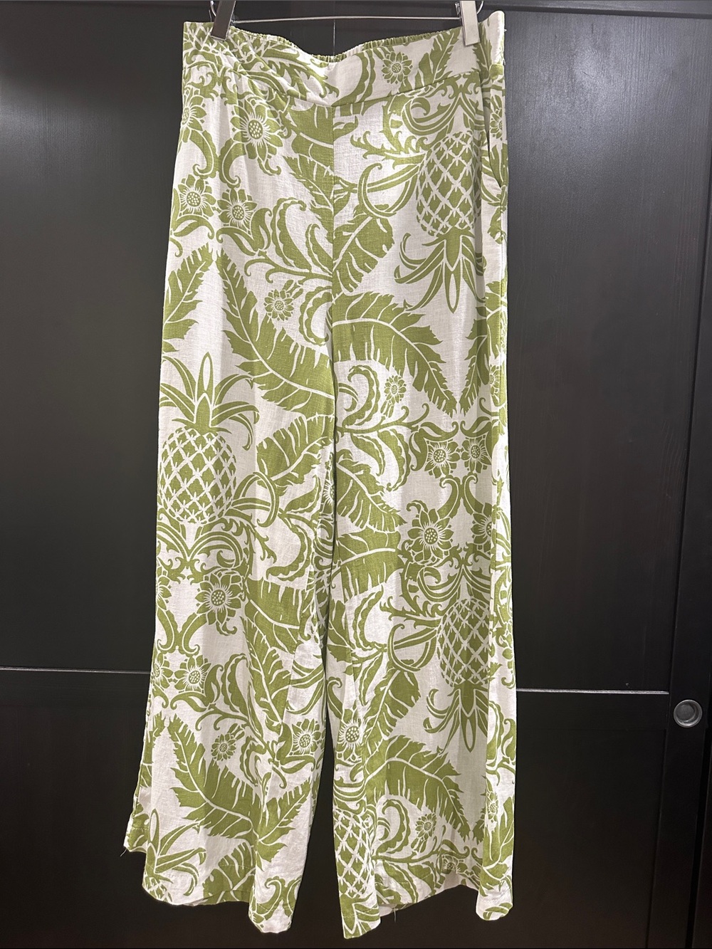 Women's Wide-Leg Printed Pants in Green and Cream
55% Linen 45% Rayon